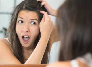 Болит кожа на голове и выпадают волосы: что делать?