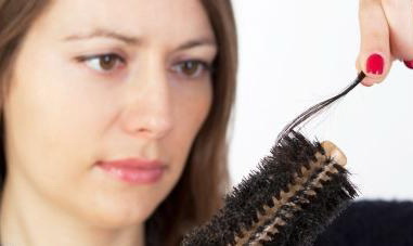 Причина выпадения волос клоками на голове у женщин